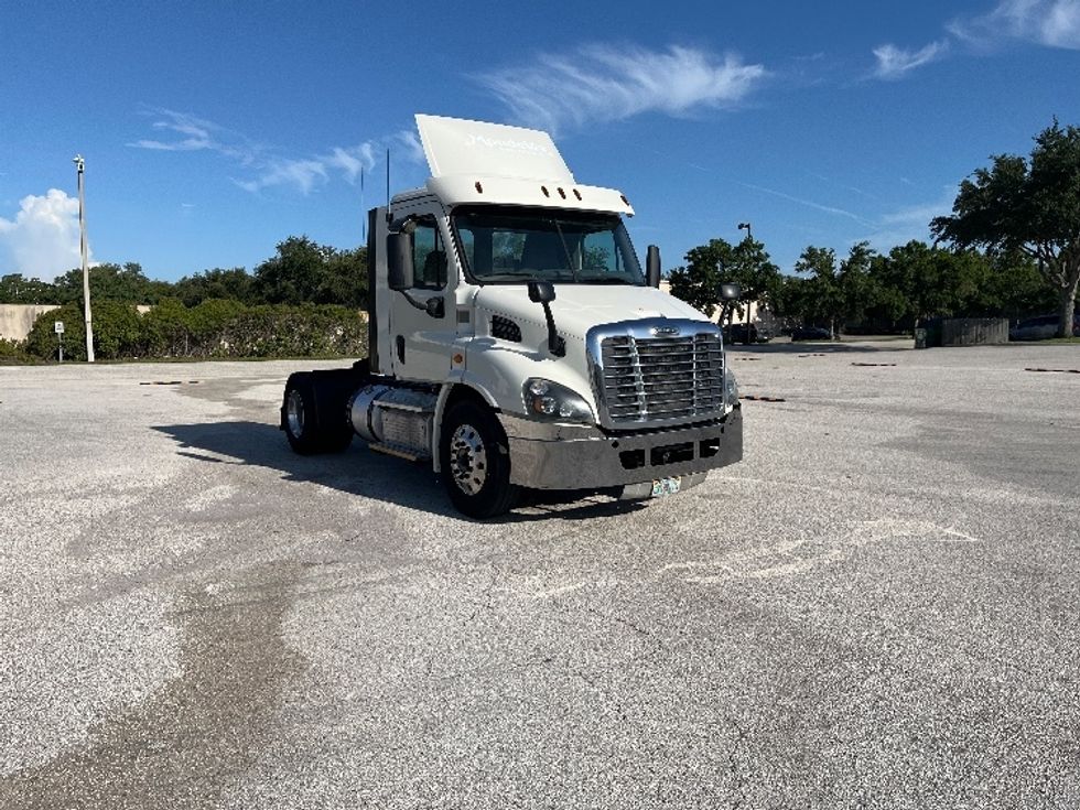 Day Cab Tractor-Heavy Duty Tractors-Freightliner-2017-Cascadia 11342ST-Tampa-FL-444,852\n\t\tmiles-$ 27,750 - Image 1
