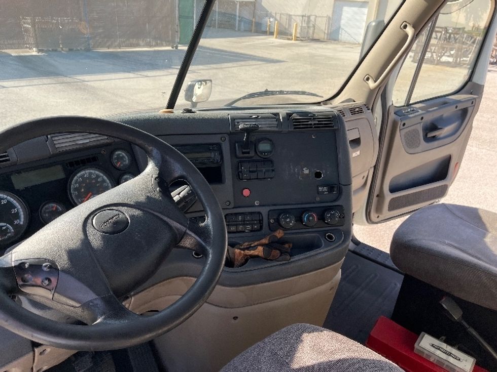 Day Cab Tractor-Heavy Duty Tractors-Freightliner-2017-Cascadia 11342ST-Tampa-FL-444,852\n\t\tmiles-$ 27,750 - Image 10