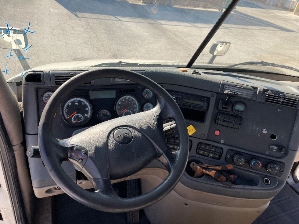 Day Cab Tractor-Heavy Duty Tractors-Freightliner-2017-Cascadia 11342ST-Tampa-FL-444,852\n\t\tmiles-$ 27,750 - Image 11