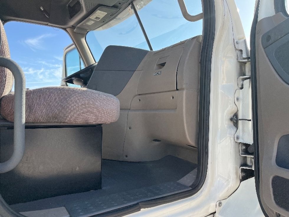 Day Cab Tractor-Heavy Duty Tractors-Freightliner-2017-Cascadia 11342ST-Tampa-FL-444,852\n\t\tmiles-$ 27,750 - Image 12