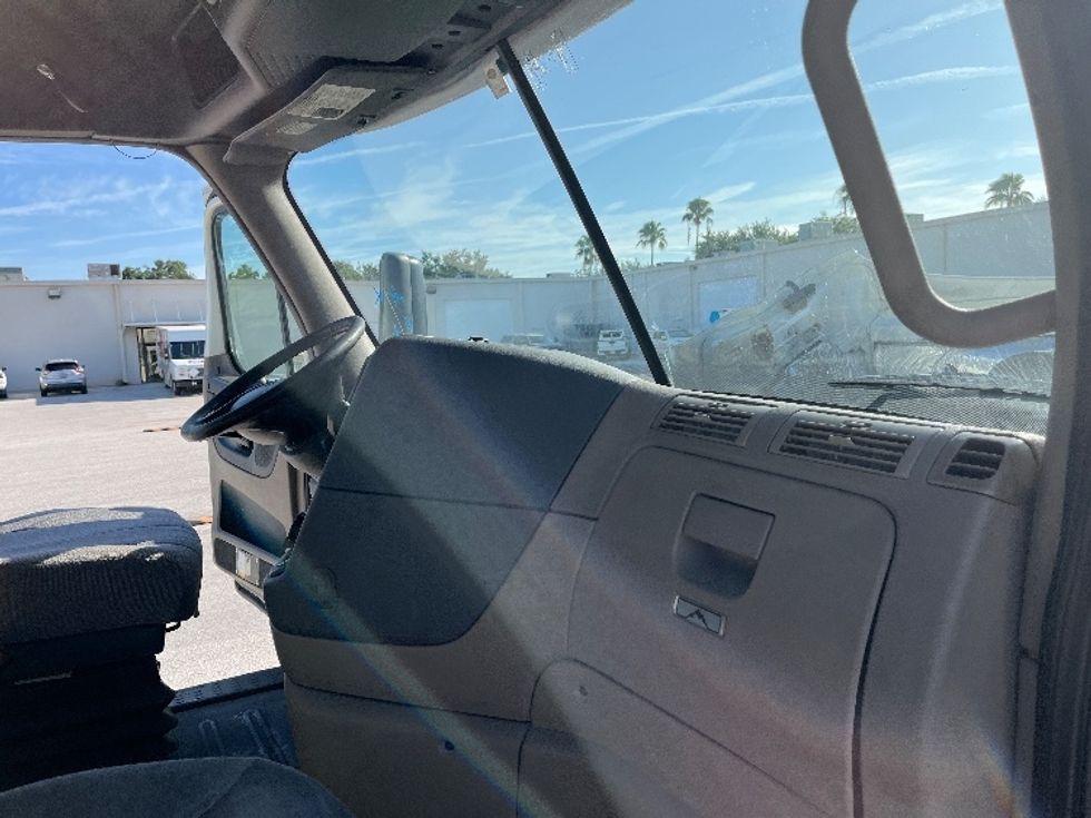 Day Cab Tractor-Heavy Duty Tractors-Freightliner-2017-Cascadia 11342ST-Tampa-FL-444,852\n\t\tmiles-$ 27,750 - Image 13