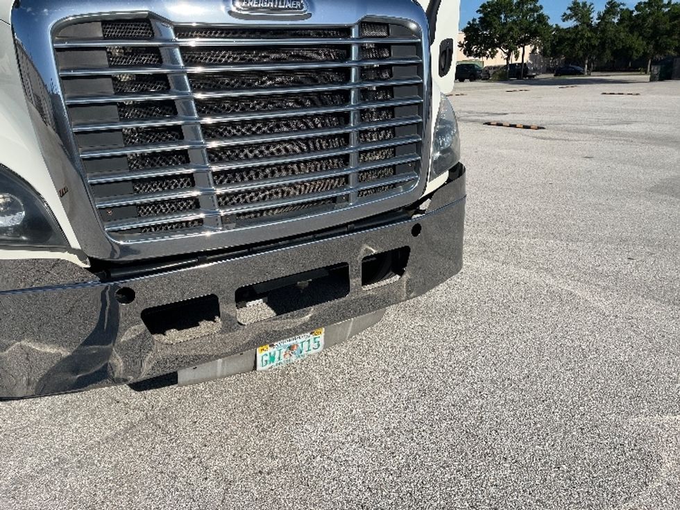 Day Cab Tractor-Heavy Duty Tractors-Freightliner-2017-Cascadia 11342ST-Tampa-FL-444,852\n\t\tmiles-$ 27,750 - Image 19