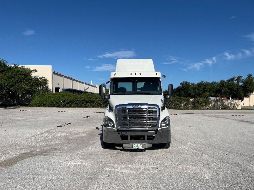 Day Cab Tractor-Heavy Duty Tractors-Freightliner-2017-Cascadia 11342ST-Tampa-FL-444,852\n\t\tmiles-$ 27,750 - Image 2
