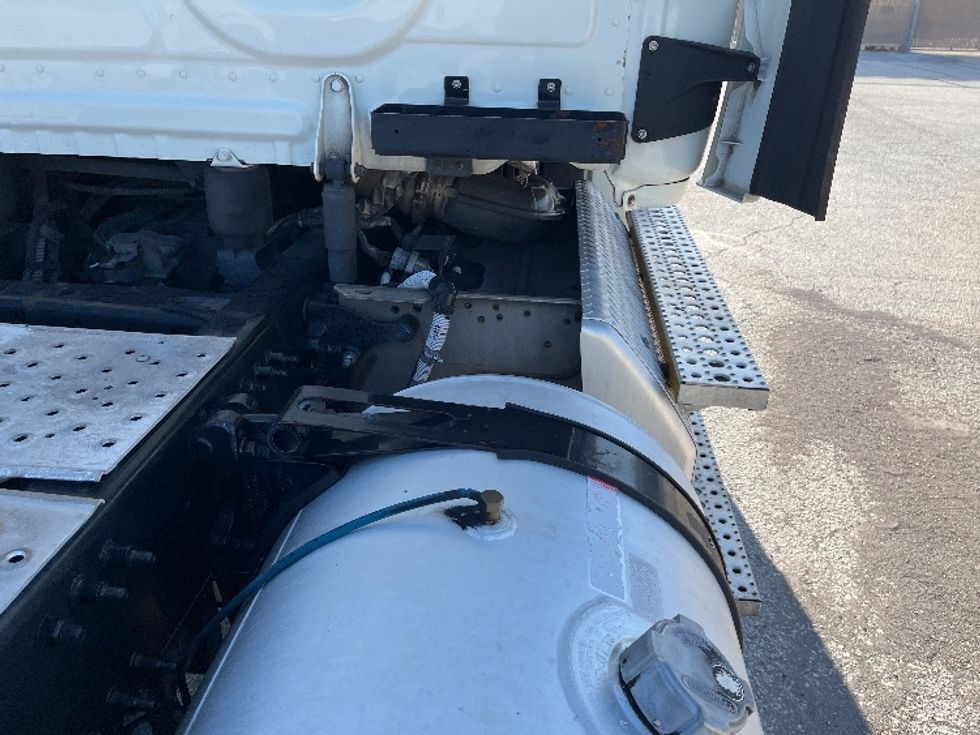 Day Cab Tractor-Heavy Duty Tractors-Freightliner-2017-Cascadia 11342ST-Tampa-FL-444,852\n\t\tmiles-$ 27,750 - Image 21