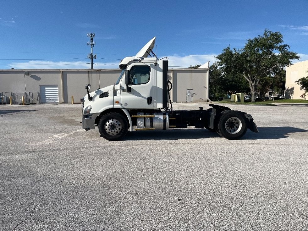 Day Cab Tractor-Heavy Duty Tractors-Freightliner-2017-Cascadia 11342ST-Tampa-FL-444,852\n\t\tmiles-$ 27,750 - Image 4