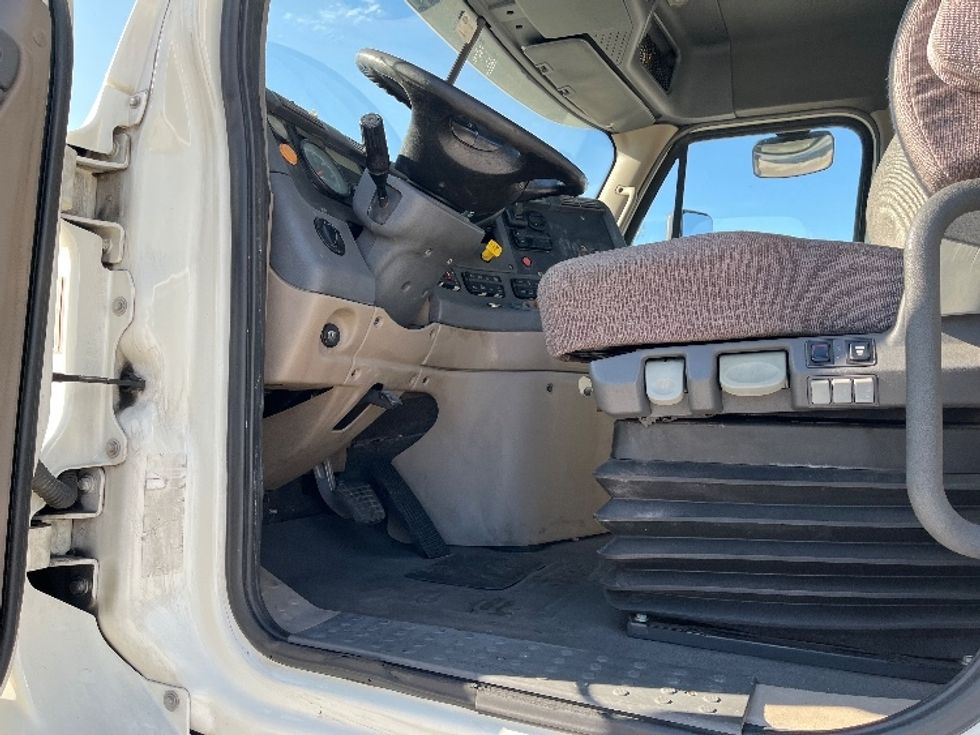 Day Cab Tractor-Heavy Duty Tractors-Freightliner-2017-Cascadia 11342ST-Tampa-FL-444,852\n\t\tmiles-$ 27,750 - Image 9