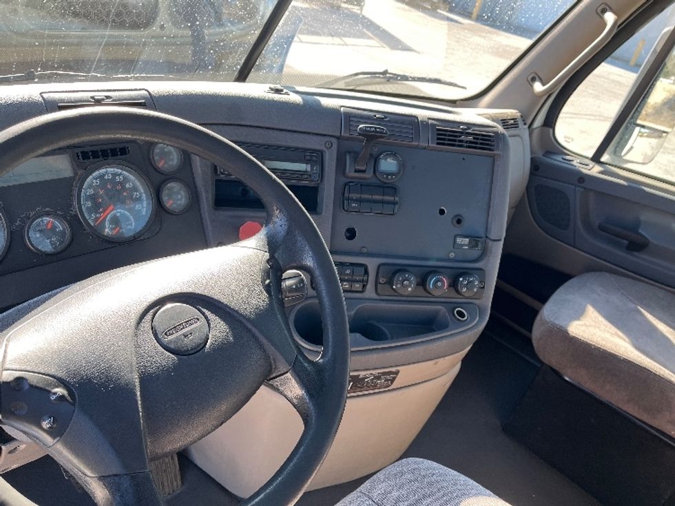 Day Cab Tractor-Heavy Duty Tractors-Freightliner-2017-Cascadia 11342ST-Tampa-FL-491,881\n\t\tmiles-$ 22,500 - Image 10