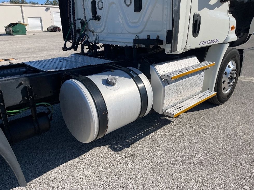 Day Cab Tractor-Heavy Duty Tractors-Freightliner-2017-Cascadia 11342ST-Tampa-FL-491,881\n\t\tmiles-$ 22,500 - Image 18