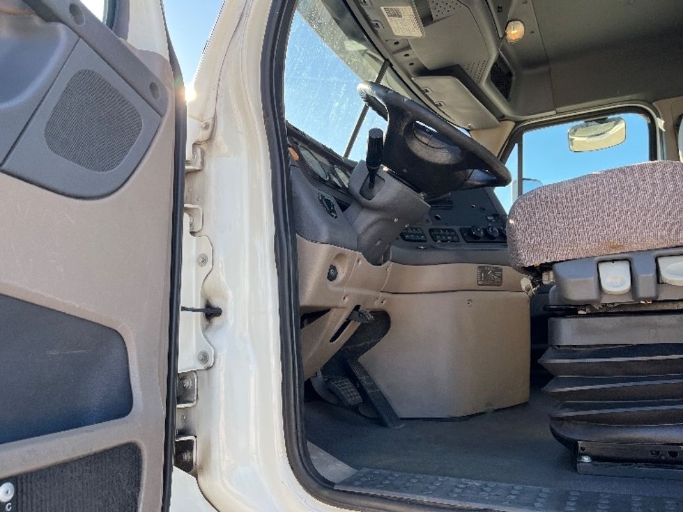 Day Cab Tractor-Heavy Duty Tractors-Freightliner-2017-Cascadia 11342ST-Tampa-FL-491,881\n\t\tmiles-$ 22,500 - Image 9