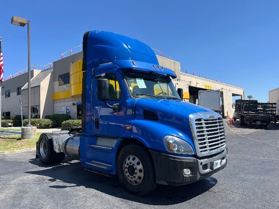 Day Cab Tractor-Heavy Duty Tractors-Freightliner-2017-Cascadia 11342ST-Torrance-CA-286,346\n\t\tmiles-$ 27,750 - Image 1