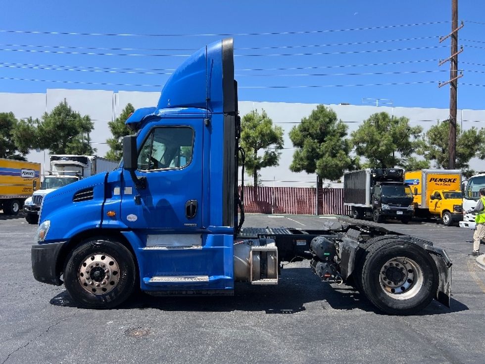 Day Cab Tractor-Heavy Duty Tractors-Freightliner-2017-Cascadia 11342ST-Torrance-CA-286,346\n\t\tmiles-$ 27,750 - Image 4