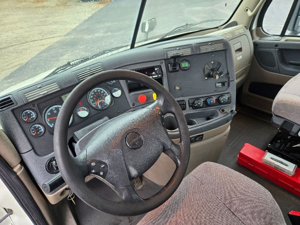 Day Cab Tractor-Heavy Duty Tractors-Freightliner-2017-Cascadia 11342ST-Villa Rica-GA-736,446\n\t\tmiles-$ 15,000 - Image 10