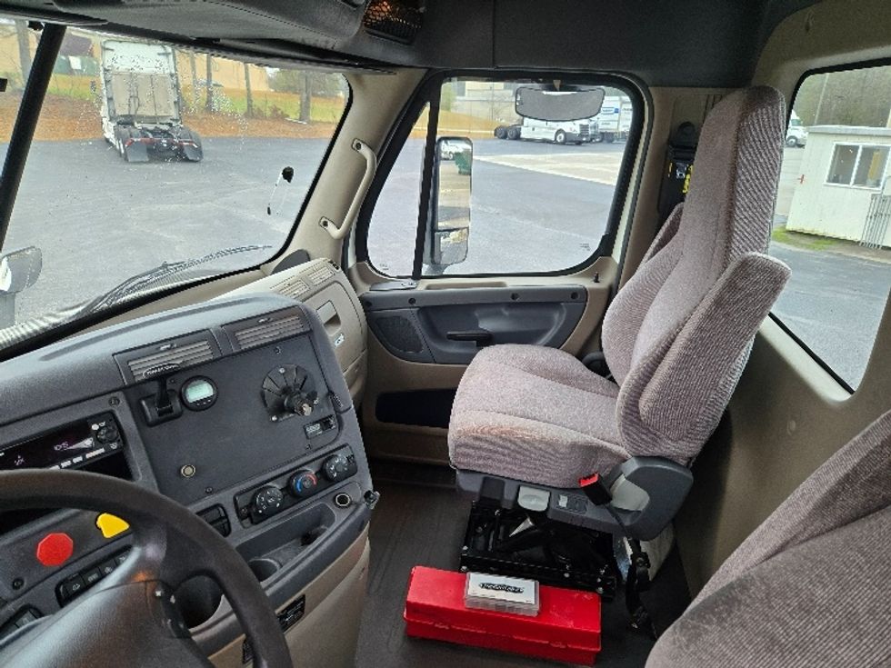 Day Cab Tractor-Heavy Duty Tractors-Freightliner-2017-Cascadia 11342ST-Villa Rica-GA-736,446\n\t\tmiles-$ 15,000 - Image 11