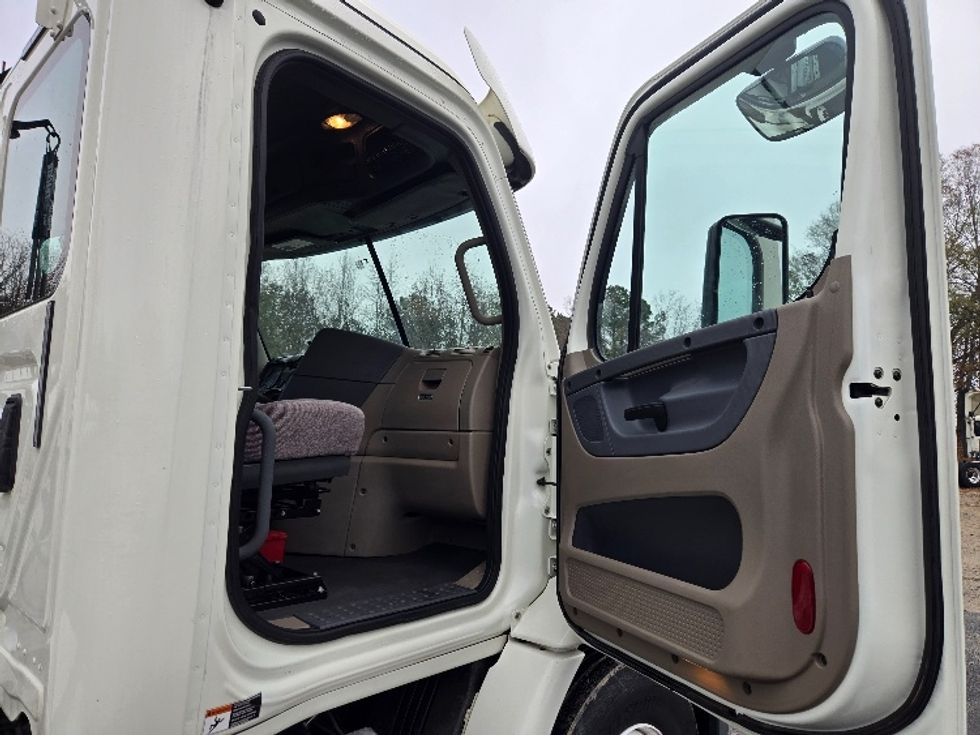Day Cab Tractor-Heavy Duty Tractors-Freightliner-2017-Cascadia 11342ST-Villa Rica-GA-736,446\n\t\tmiles-$ 15,000 - Image 12
