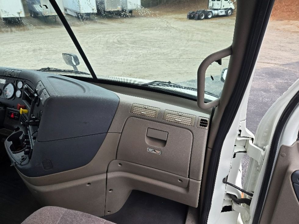 Day Cab Tractor-Heavy Duty Tractors-Freightliner-2017-Cascadia 11342ST-Villa Rica-GA-736,446\n\t\tmiles-$ 15,000 - Image 13