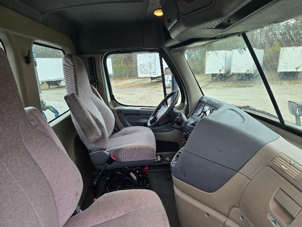 Day Cab Tractor-Heavy Duty Tractors-Freightliner-2017-Cascadia 11342ST-Villa Rica-GA-736,446\n\t\tmiles-$ 15,000 - Image 14