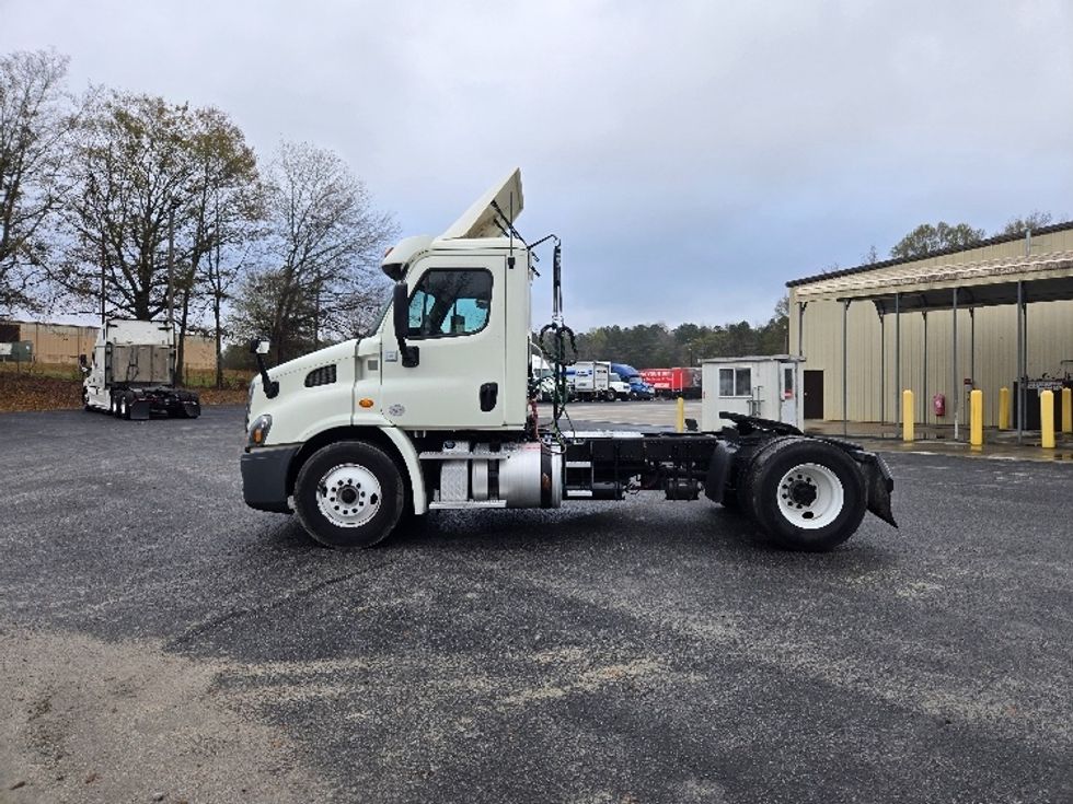 Day Cab Tractor-Heavy Duty Tractors-Freightliner-2017-Cascadia 11342ST-Villa Rica-GA-736,446\n\t\tmiles-$ 15,000 - Image 4