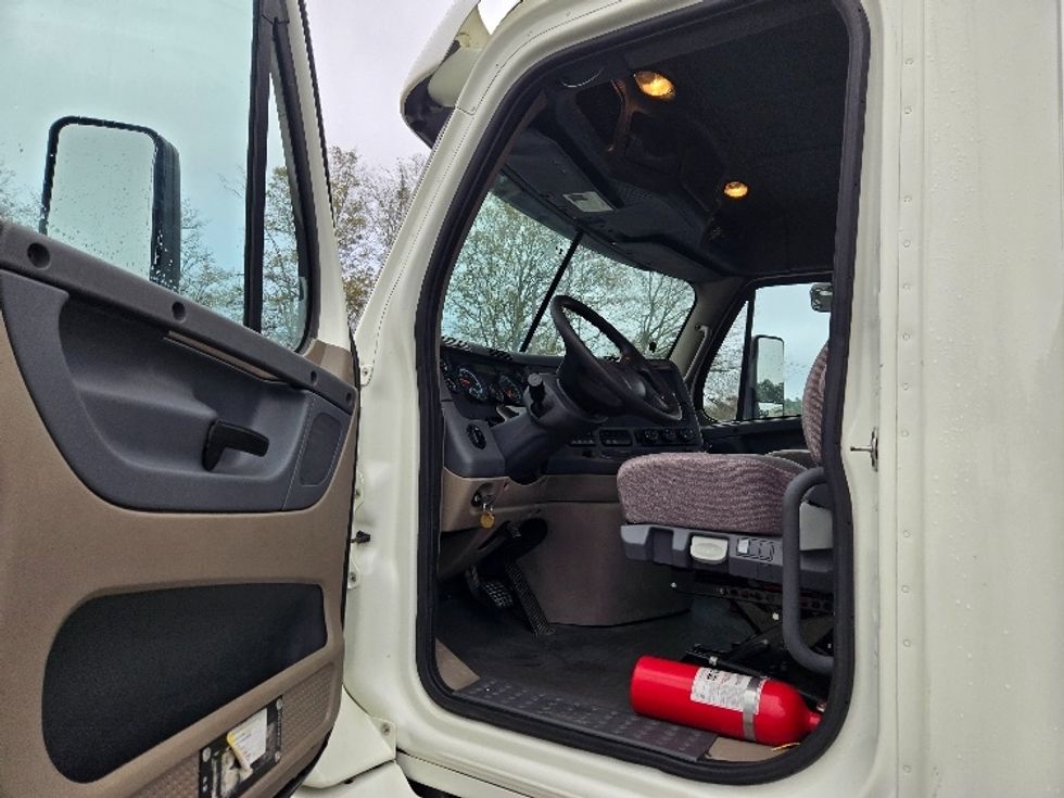 Day Cab Tractor-Heavy Duty Tractors-Freightliner-2017-Cascadia 11342ST-Villa Rica-GA-736,446\n\t\tmiles-$ 15,000 - Image 9