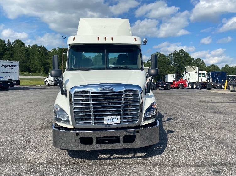 2017 Freightliner Cascadia 113" sleeper cab photo 2