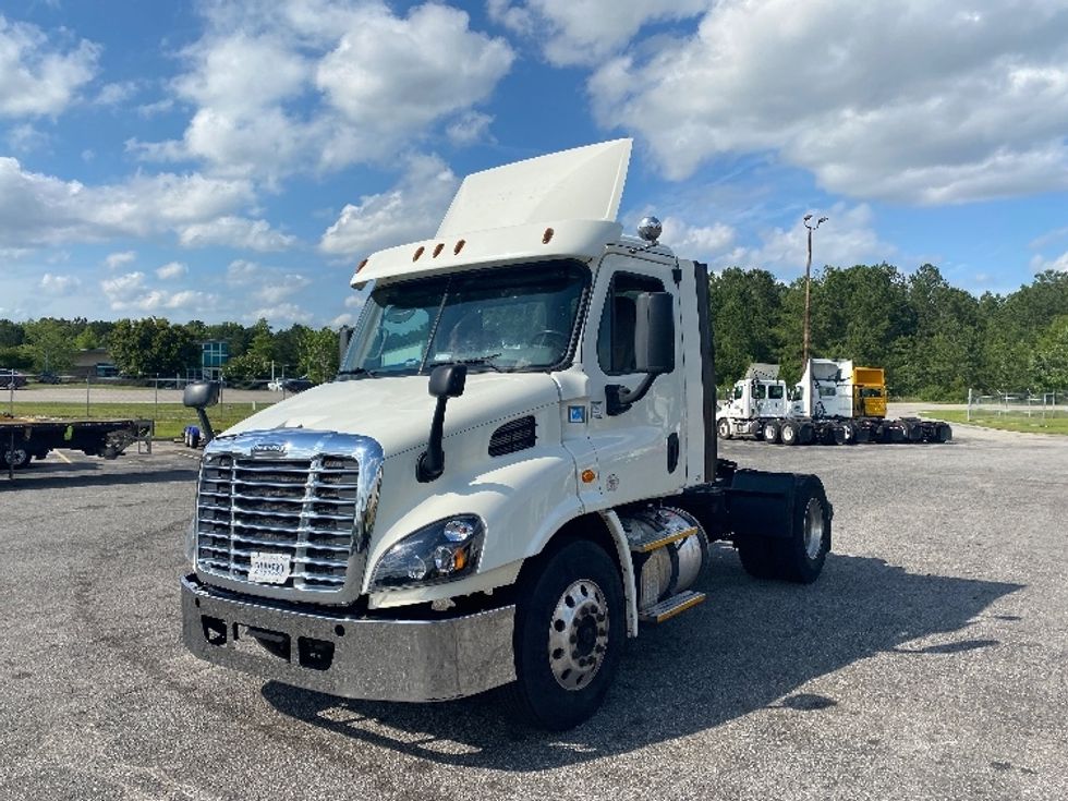 2017 Freightliner Cascadia 113" sleeper cab photo 3