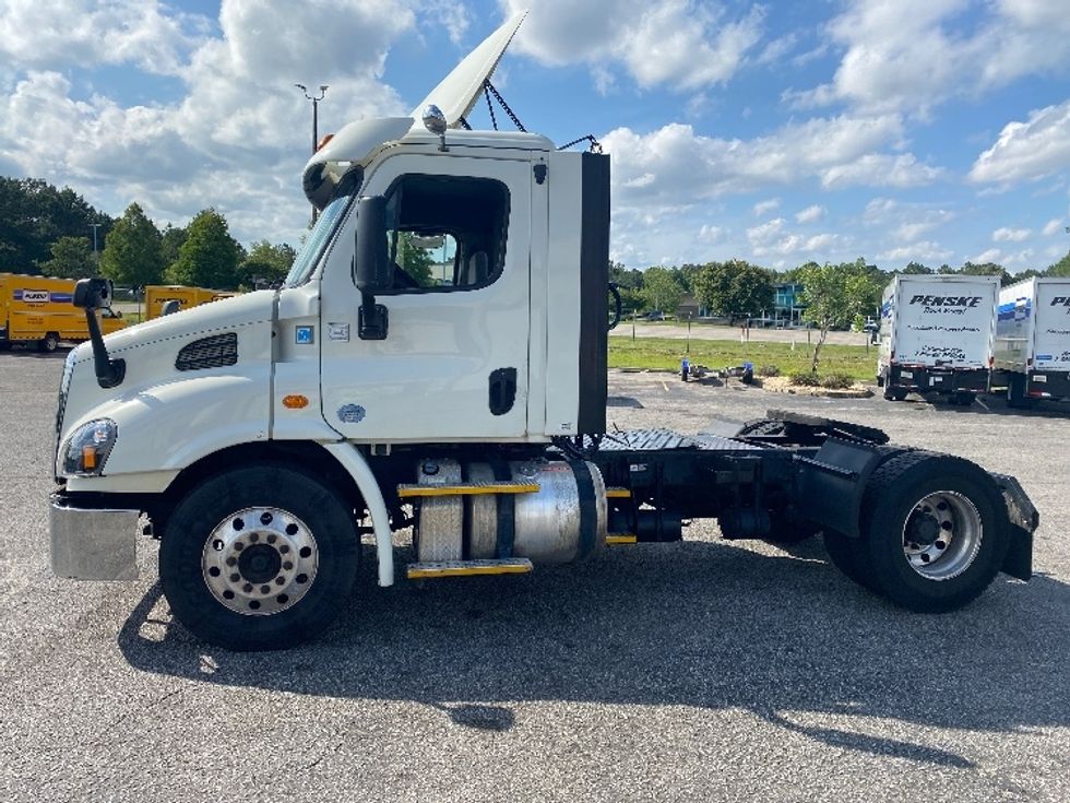 2017 Freightliner Cascadia 113" sleeper cab photo 4