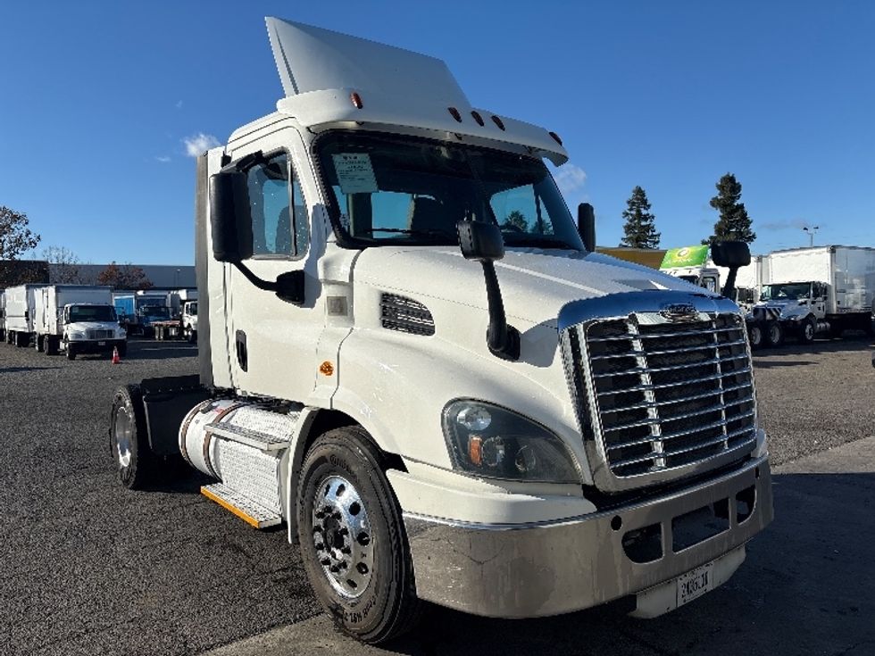Day Cab Tractor-Heavy Duty Tractors-Freightliner-2017-Cascadia 11342ST-West Sacramento-CA-344,720\n\t\tmiles-$ 29,250 - Image 1