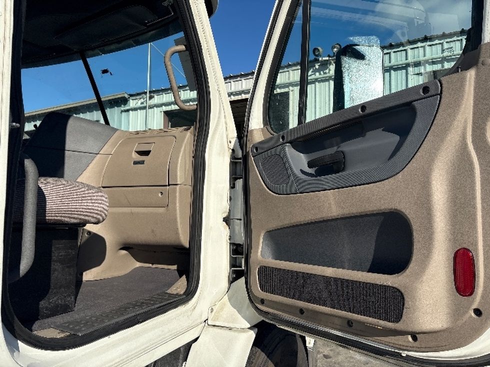 Day Cab Tractor-Heavy Duty Tractors-Freightliner-2017-Cascadia 11342ST-West Sacramento-CA-344,720\n\t\tmiles-$ 29,250 - Image 12