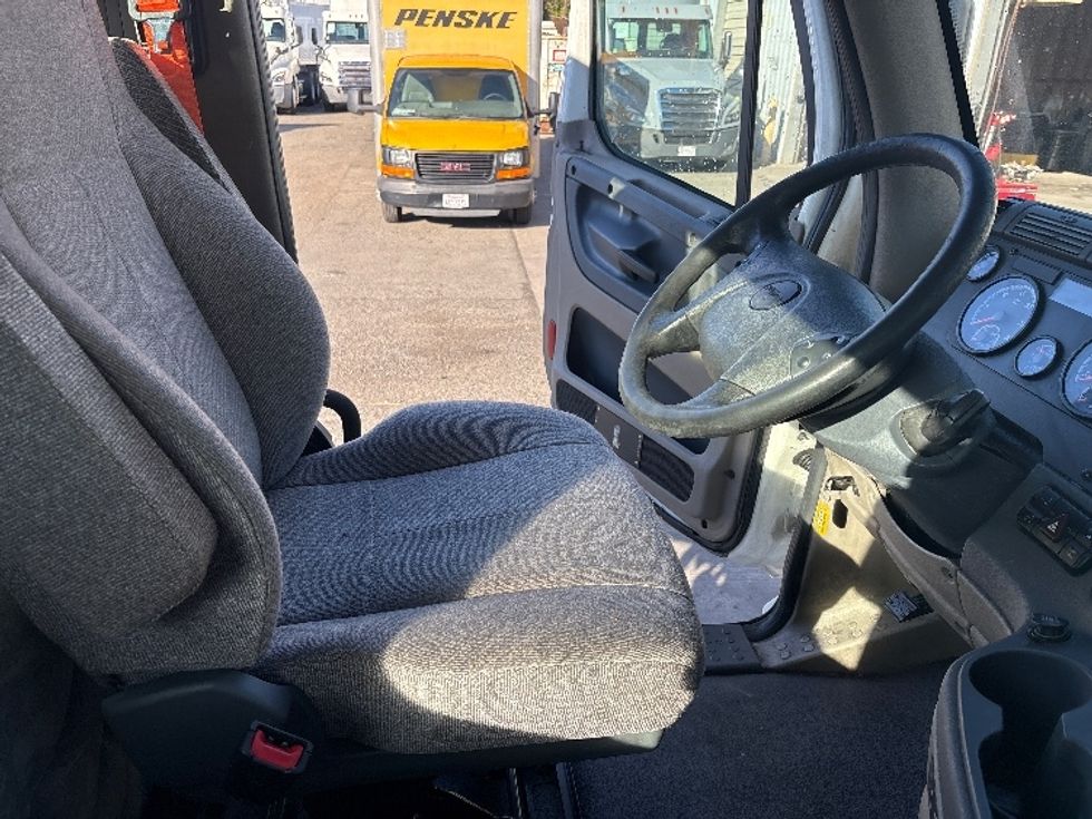 Day Cab Tractor-Heavy Duty Tractors-Freightliner-2017-Cascadia 11342ST-West Sacramento-CA-344,720\n\t\tmiles-$ 29,250 - Image 14