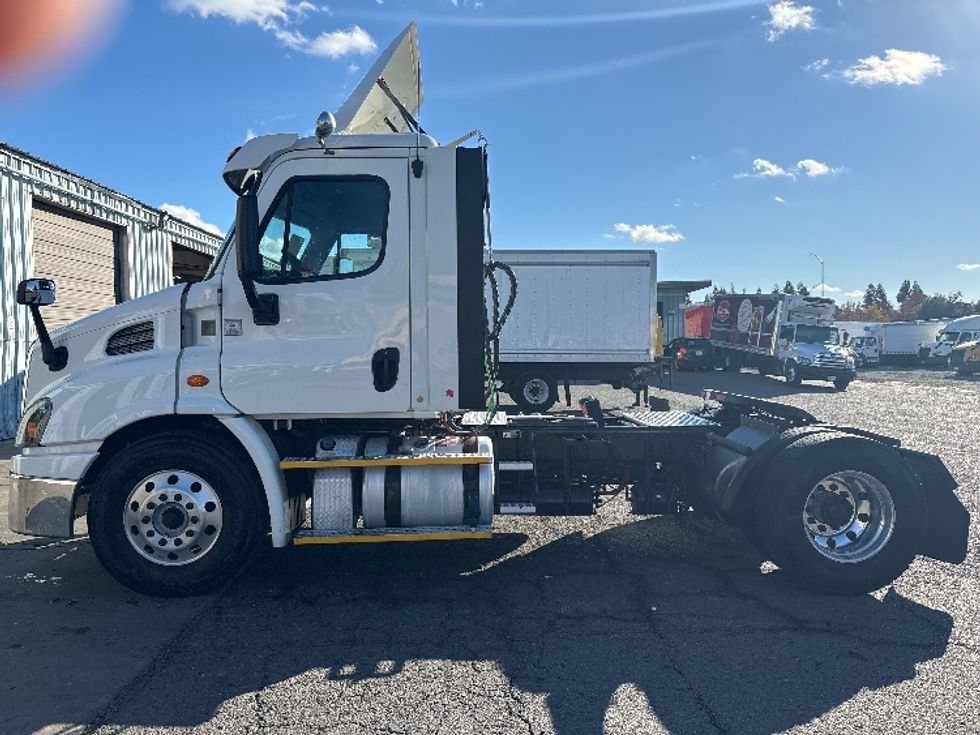 Day Cab Tractor-Heavy Duty Tractors-Freightliner-2017-Cascadia 11342ST-West Sacramento-CA-344,720\n\t\tmiles-$ 29,250 - Image 4