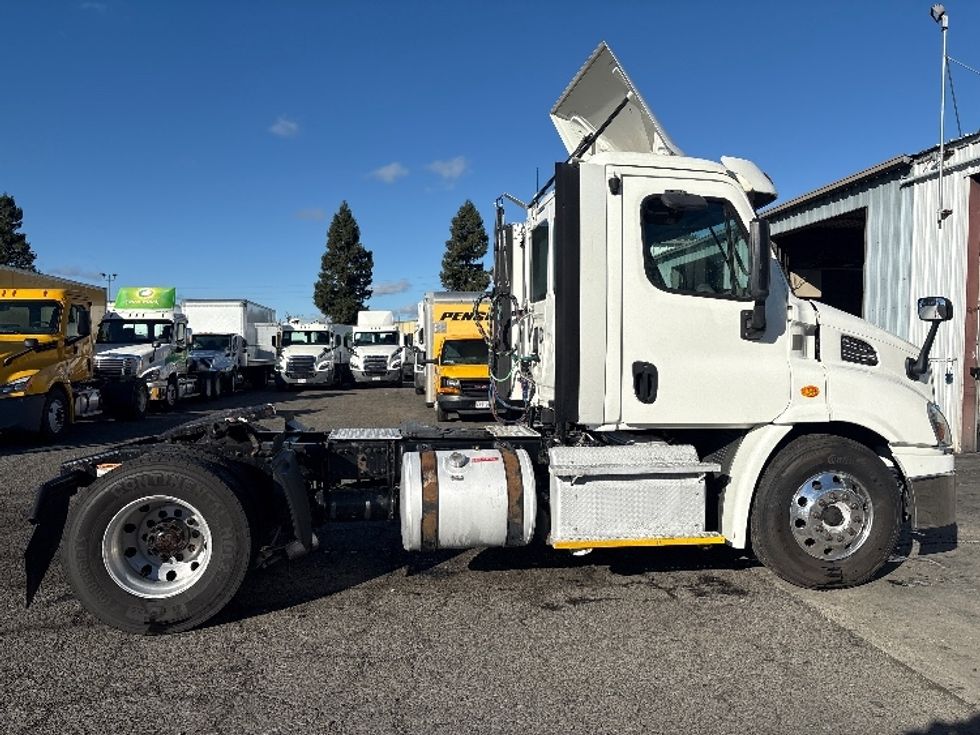 Day Cab Tractor-Heavy Duty Tractors-Freightliner-2017-Cascadia 11342ST-West Sacramento-CA-344,720\n\t\tmiles-$ 29,250 - Image 8
