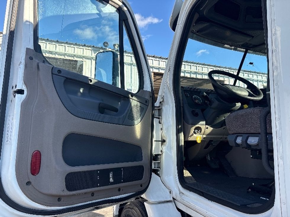 Day Cab Tractor-Heavy Duty Tractors-Freightliner-2017-Cascadia 11342ST-West Sacramento-CA-344,720\n\t\tmiles-$ 29,250 - Image 9