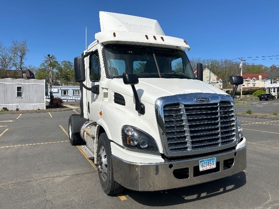 Day Cab Tractor-Heavy Duty Tractors-Freightliner-2017-Cascadia 11342ST-Westfield-MA-256,840\n\t\tmiles-$ 27,750 - Image 1