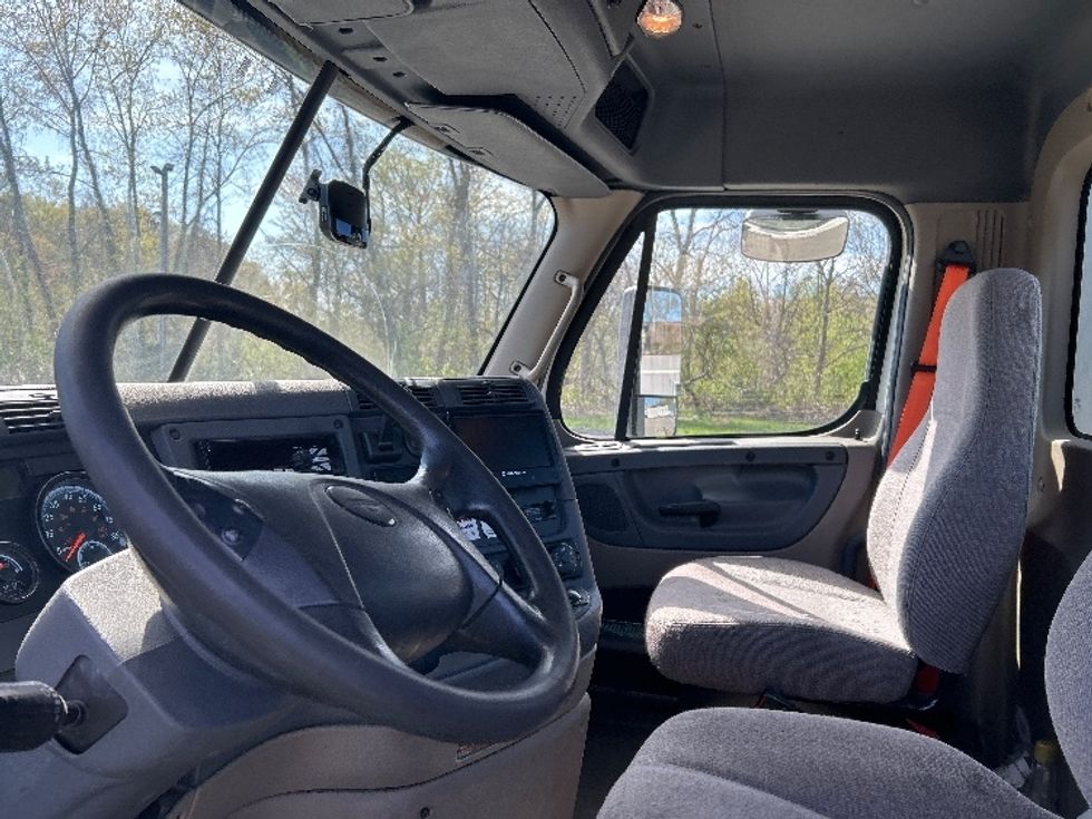 Day Cab Tractor-Heavy Duty Tractors-Freightliner-2017-Cascadia 11342ST-Westfield-MA-256,840\n\t\tmiles-$ 27,750 - Image 10