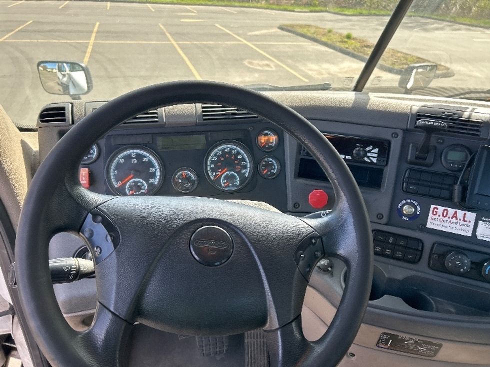 Day Cab Tractor-Heavy Duty Tractors-Freightliner-2017-Cascadia 11342ST-Westfield-MA-256,840\n\t\tmiles-$ 27,750 - Image 11