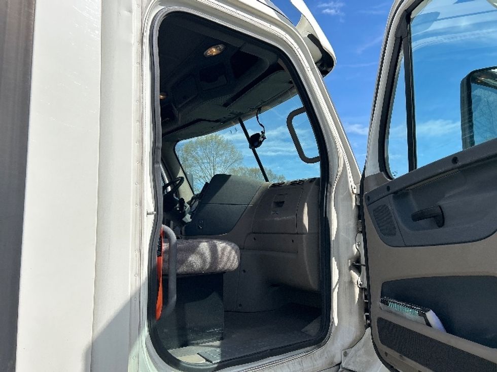 Day Cab Tractor-Heavy Duty Tractors-Freightliner-2017-Cascadia 11342ST-Westfield-MA-256,840\n\t\tmiles-$ 27,750 - Image 12