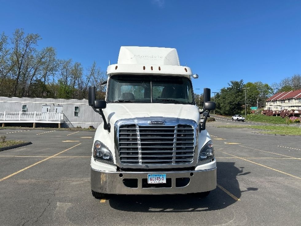 Day Cab Tractor-Heavy Duty Tractors-Freightliner-2017-Cascadia 11342ST-Westfield-MA-256,840\n\t\tmiles-$ 27,750 - Image 2