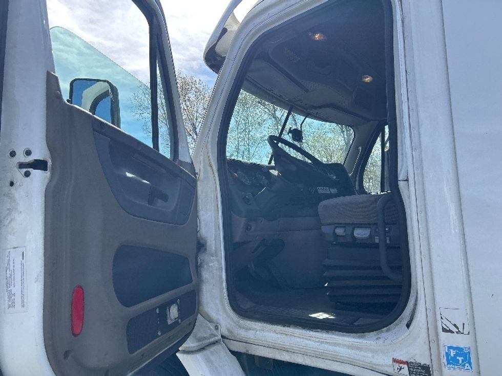 Day Cab Tractor-Heavy Duty Tractors-Freightliner-2017-Cascadia 11342ST-Westfield-MA-256,840\n\t\tmiles-$ 27,750 - Image 9