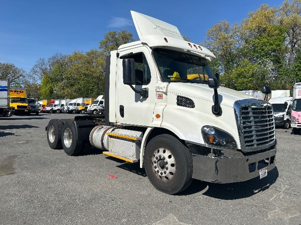 Day Cab Tractor-Heavy Duty Tractors-Freightliner-2017-Cascadia 11364ST-Braintree-MA-477,907\n\t\tmiles-$ 29,000 - Image 1