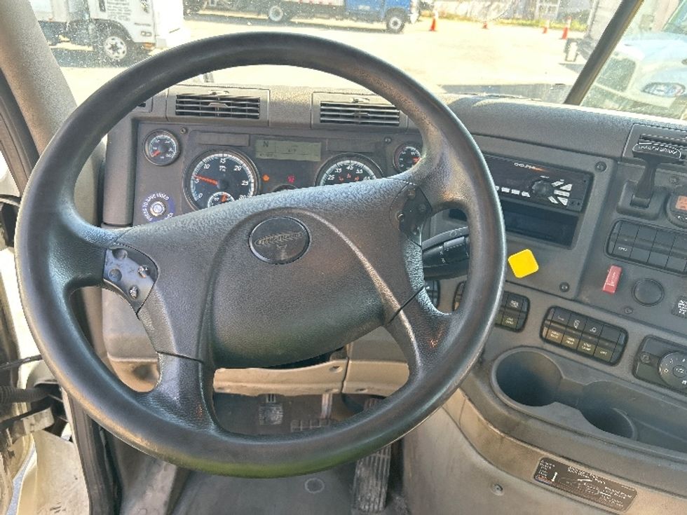 Day Cab Tractor-Heavy Duty Tractors-Freightliner-2017-Cascadia 11364ST-Braintree-MA-477,907\n\t\tmiles-$ 29,000 - Image 11