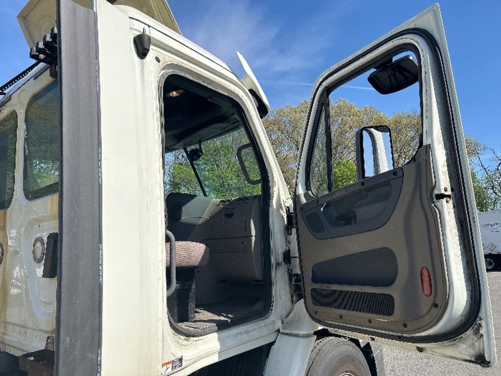 Day Cab Tractor-Heavy Duty Tractors-Freightliner-2017-Cascadia 11364ST-Braintree-MA-477,907\n\t\tmiles-$ 29,000 - Image 12