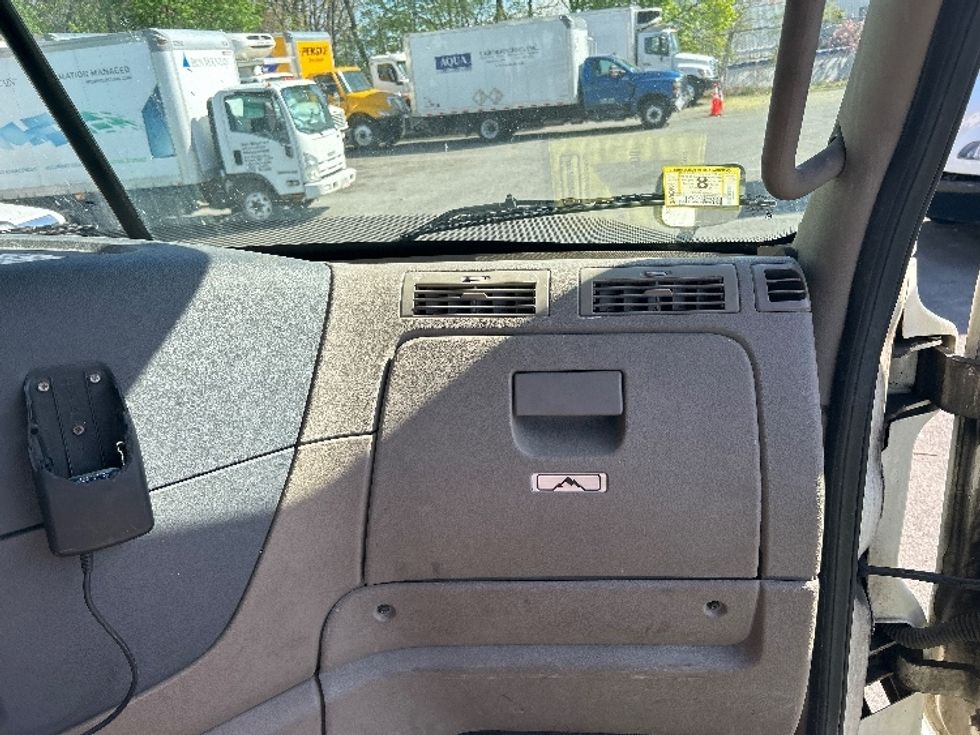 Day Cab Tractor-Heavy Duty Tractors-Freightliner-2017-Cascadia 11364ST-Braintree-MA-477,907\n\t\tmiles-$ 29,000 - Image 13