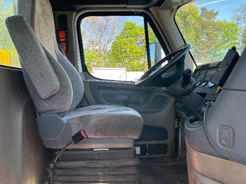 Day Cab Tractor-Heavy Duty Tractors-Freightliner-2017-Cascadia 11364ST-Braintree-MA-477,907\n\t\tmiles-$ 29,000 - Image 14