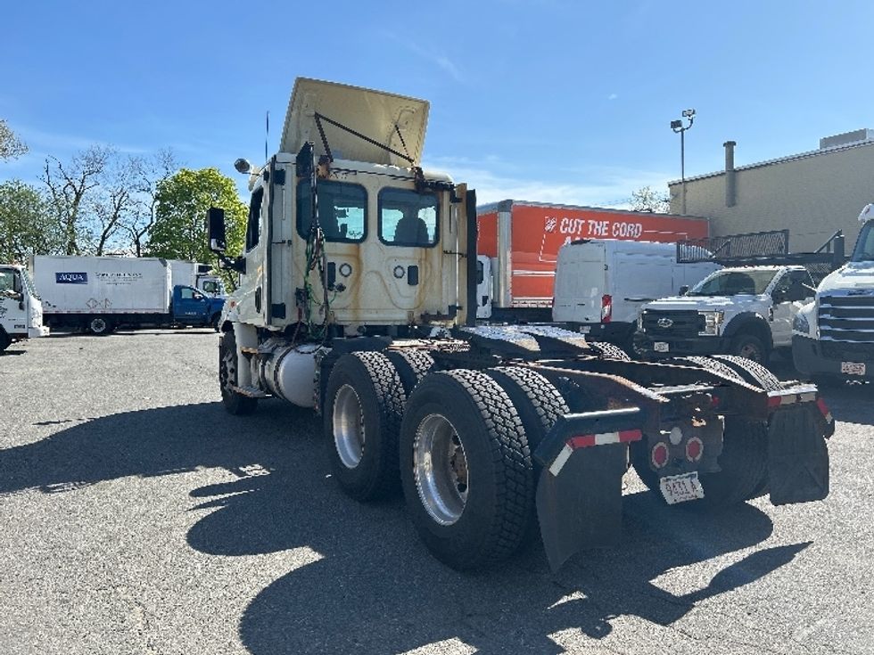 Day Cab Tractor-Heavy Duty Tractors-Freightliner-2017-Cascadia 11364ST-Braintree-MA-477,907\n\t\tmiles-$ 29,000 - Image 5