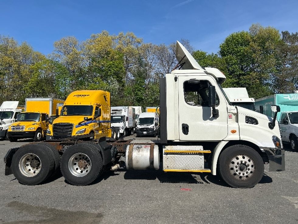 Day Cab Tractor-Heavy Duty Tractors-Freightliner-2017-Cascadia 11364ST-Braintree-MA-477,907\n\t\tmiles-$ 29,000 - Image 8