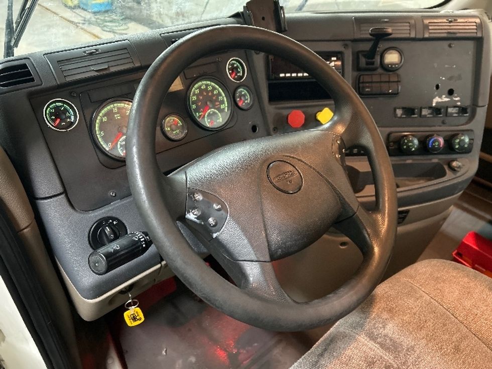 Day Cab Tractor-Heavy Duty Tractors-Freightliner-2017-Cascadia 11364ST-Brooklyn Park-MN-642,116\n\t\tmiles-$ 24,750 - Image 10