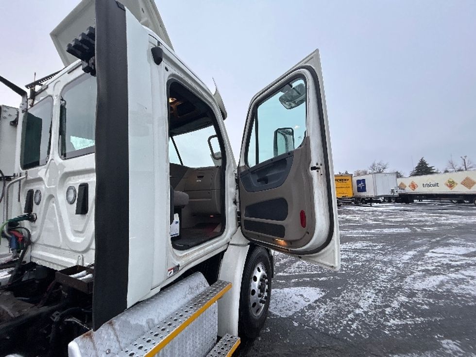 Day Cab Tractor-Heavy Duty Tractors-Freightliner-2017-Cascadia 11364ST-Brooklyn Park-MN-642,116\n\t\tmiles-$ 24,750 - Image 12