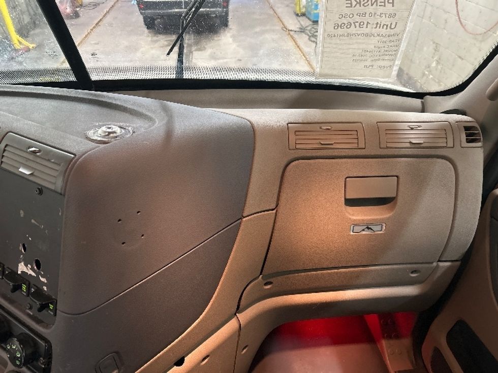 Day Cab Tractor-Heavy Duty Tractors-Freightliner-2017-Cascadia 11364ST-Brooklyn Park-MN-642,116\n\t\tmiles-$ 24,750 - Image 13