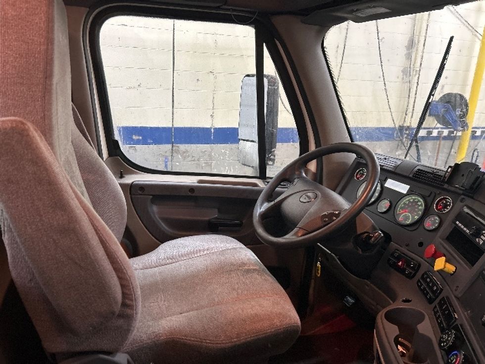Day Cab Tractor-Heavy Duty Tractors-Freightliner-2017-Cascadia 11364ST-Brooklyn Park-MN-642,116\n\t\tmiles-$ 24,750 - Image 14