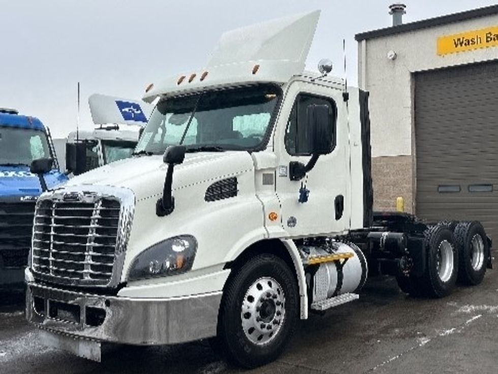 Day Cab Tractor-Heavy Duty Tractors-Freightliner-2017-Cascadia 11364ST-Brooklyn Park-MN-642,116\n\t\tmiles-$ 24,750 - Image 3