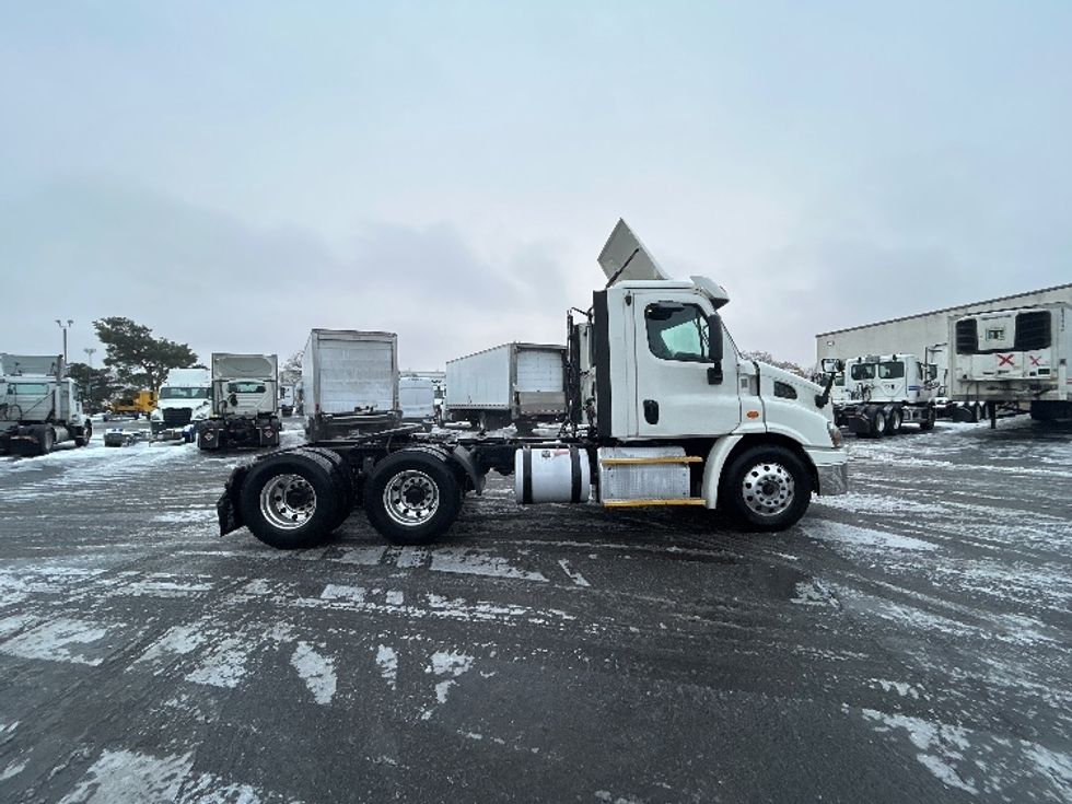Day Cab Tractor-Heavy Duty Tractors-Freightliner-2017-Cascadia 11364ST-Brooklyn Park-MN-642,116\n\t\tmiles-$ 24,750 - Image 8